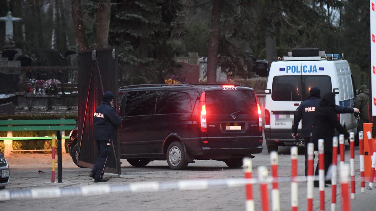 Dzisiaj nad ranem na Wojskowych Powązkach ekshumowano ciało kolejnej ofiary katastrofy smoleńskiej. Prokuratura ani inne służby nie ujawniają, o kogo chodzi.