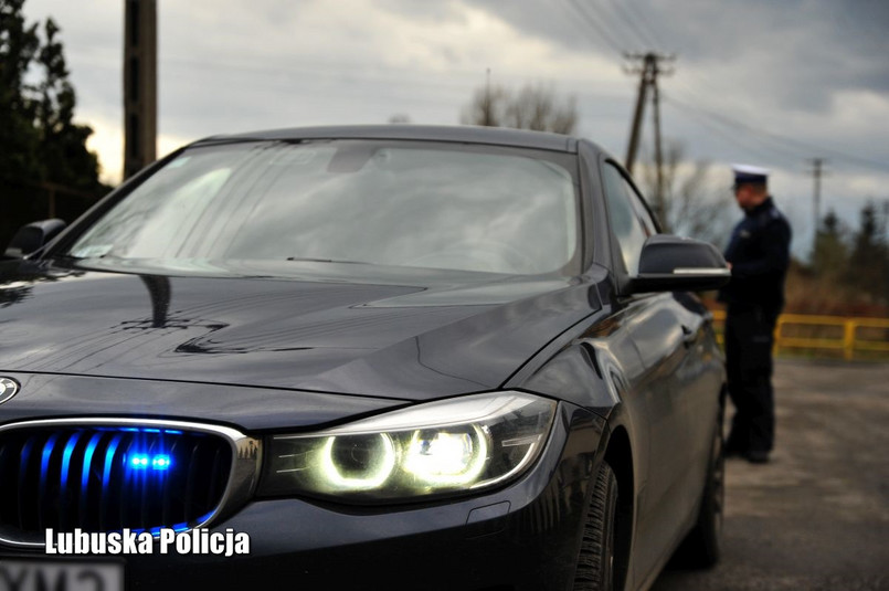 Nieoznakowane BMW policji