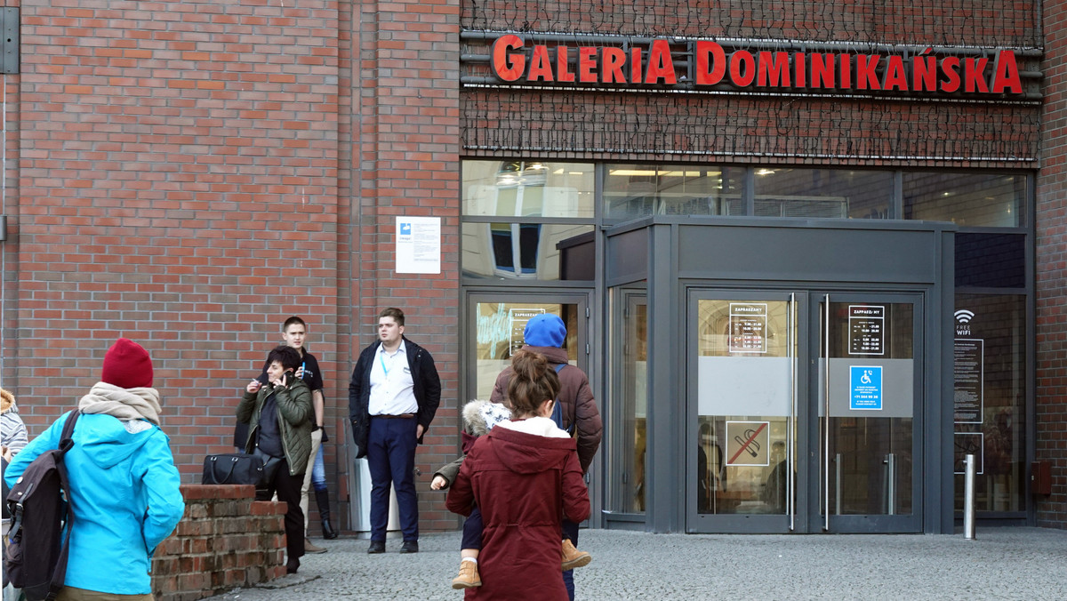 Galeria Dominikańska we Wrocławiu została otwarta 17 sierpnia 2001 roku. To centrum handlowe mieszczące się pomiędzy Placem Dominikańskim a ulicami: bł. Czesława i Oławską. Działa tu ponad 100 sklepów.