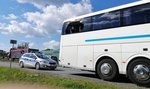 Wyskoczył na trasie przez okno autobus. Tłumaczenie zwala z nóg!