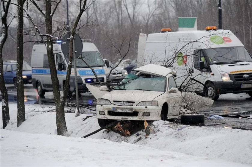 Auto rozpadło się na pół. 2 osoby nie żyją! ZDJĘCIA