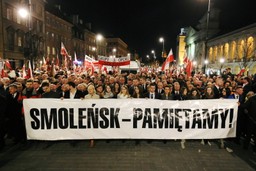 Marsz pamięci pod Pałacem Prezydenckim. Kaczyński: Bylibyśmy dużo dalej od prawdy, gdyby nie Macierewicz