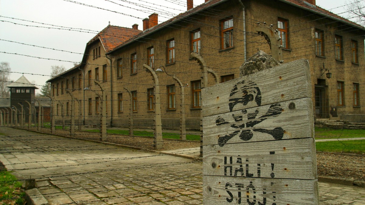 Premier Wielkiej Brytanii David Cameron zwiedził w środę były niemiecki obóz Auschwitz. Przed Ścianą Straceń, gdzie naziści rozstrzelali tysiące Polaków, oraz przy pomniku w byłym Auschwitz II-Birkenau, miejscu zagłady setek tysięcy Żydów, oddał hołd ofiarom.