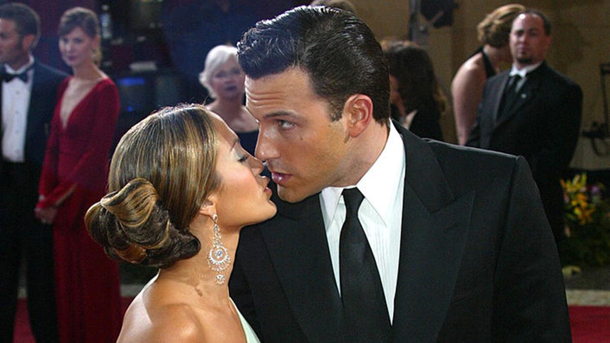 Nincs több kérdés: Jennifer Lopez és Ben Affleck szenvedélyes csókolózással adják hírül szerelmüket