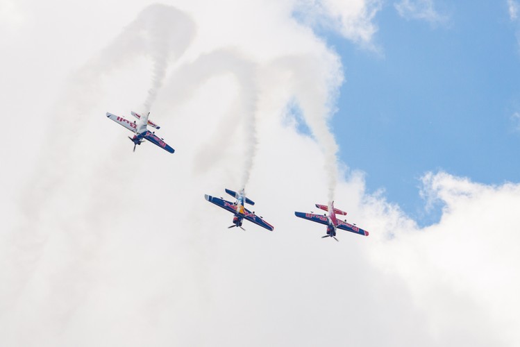 The Flying Bulls Team z Czech podczas pokazu, 14 bm. Na poznańskim lotnisku Ławica odbywają się pokazy lotnicze Aerofestival 2015. (jk/cat) PAP/Marek Zakrzewski