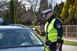 Sam się oznaczył na drodze. Tak wpadają pijani kierowcy