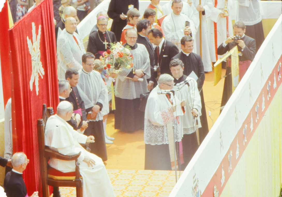 Jan Paweł II w Wadowicach w czerwcu 1979 r. Po prawej ks. Filip Piotrowski