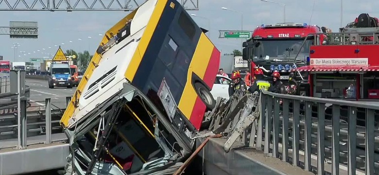 Autobus miejski spadł z wiaduktu w Warszawie, zginęła pasażerka. Ruszył proces kierowcy