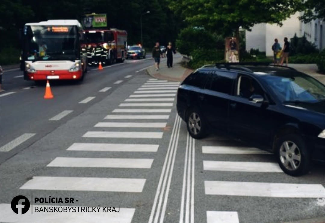 Pri zrážke autobusu MHD a auta v Banskej Bystrici sa zranila jedna osoba. 