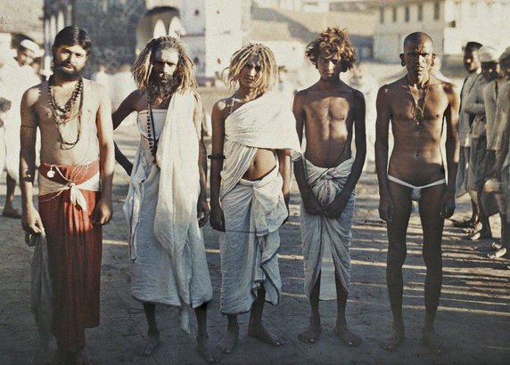 Hinduscy wędrowni asceci, określani mianem sadhu, sfotografowani na ulicy Bombaju (fot. Stéphane Passet, 17 grudnia 1913 r., domena publiczna).