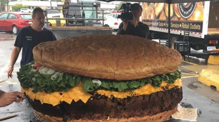 A hatalmas hamburger bekerült a Guinness-rekordok közé  /Fotó: Northfoto
