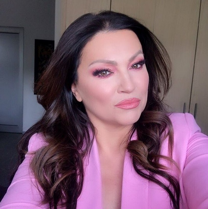 NEMIRAN DEKOLTE Nina Badrić u izazovnom izdanju, grudi umalo što ne ispadnu