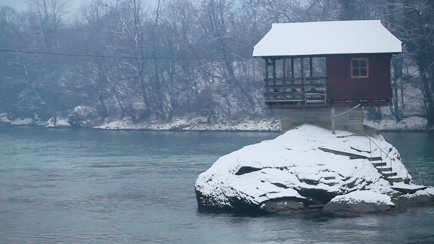 Kućica na Drini zimi