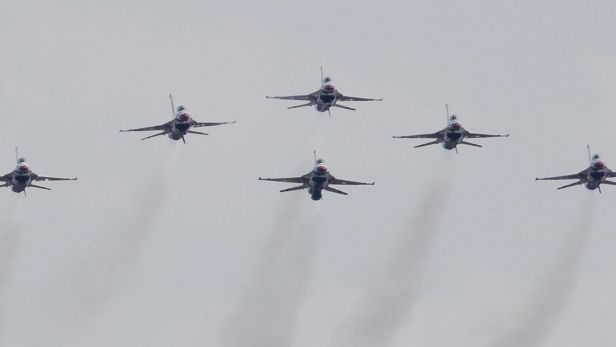 Dowództwo sił zbrojnych Turcji poinformowało, że tureckie myśliwce F-16 zostały poderwane do akcji, trzeci dzień z rzędu, gdy w pobliżu granicy z Syrią zauważono śmigłowce tego kraju. Turecka przestrzeń powietrzna nie została naruszona.