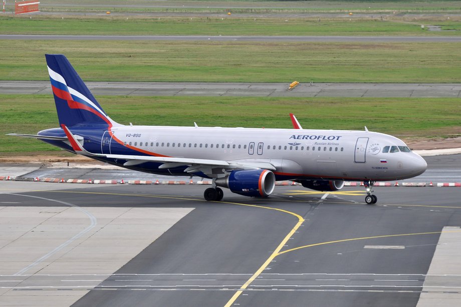 Aeroflot na ogonie samolotów maluje rosyjską flagę. Logotyp linii lotniczej - założonej w 1923 roku - nawet po blisko 100 latach nawiązuje do symboliki sierpa i młota.