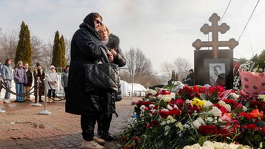 Rosjanie cały czas odwiedzają grób Aleksieja Nawalnego. Na cmentarzu pojawiła się matka opozycjonisty