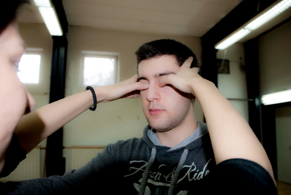 Ukoliko vas napadač davi, najbolji način samoodbrane je da mu nabijete prste u oči