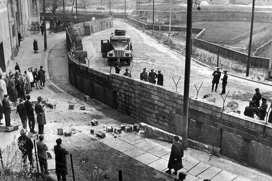 Mur berliński Na zdjęciu naprawiony fragment po udanej ucieczce ciężarówką, kwiecień 1963 r.