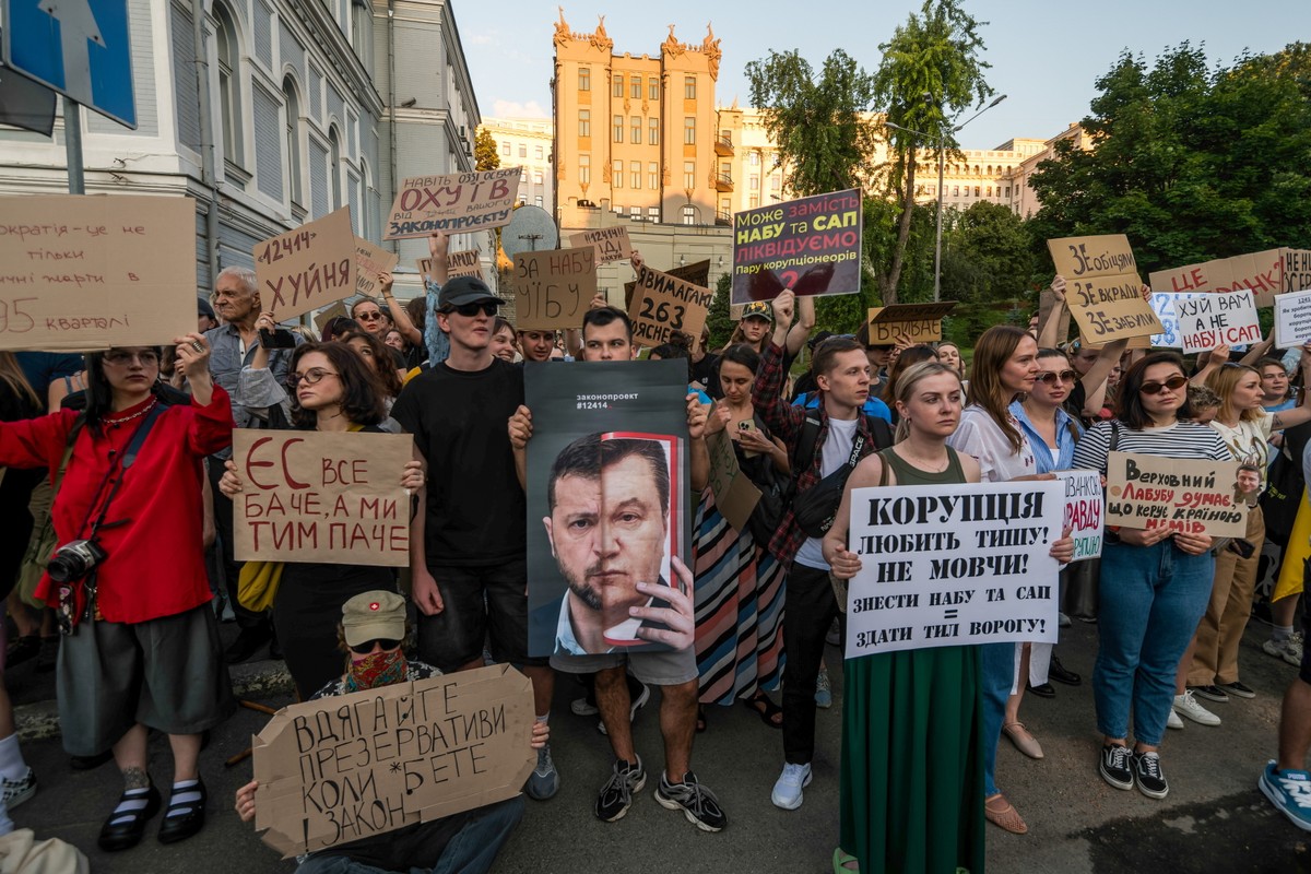 Ukraińcy protestują przeciwko podporządkowaniu NABU, czyli Narodowego Biura Antykorupcyjnego i SAP, wyspecjalizowanej prokuratury antykorupcyjnej, osobom bliskim Wołodymyrowi Zełenskiemu