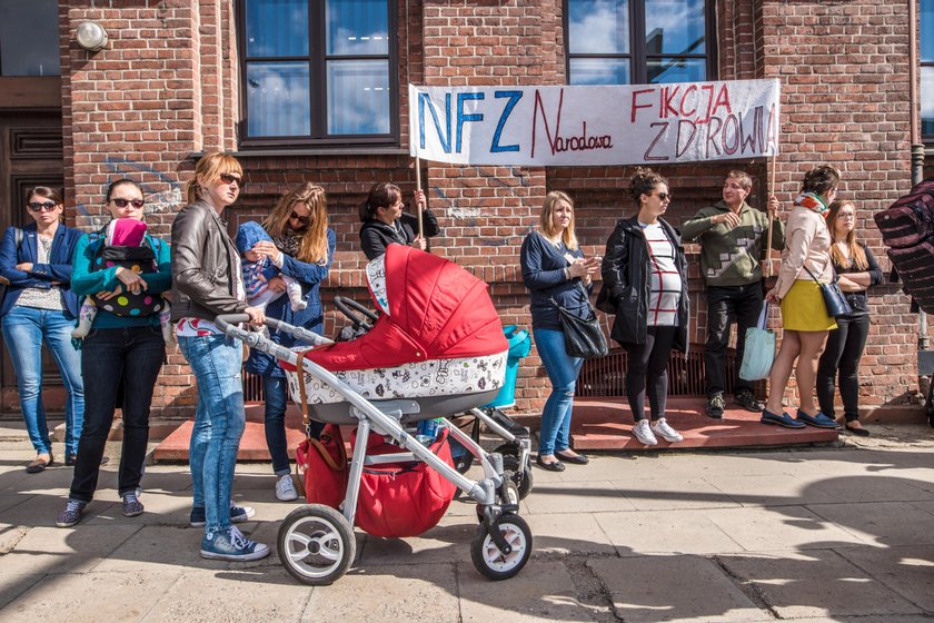 Matki protestują przed łódzkim NFZ-em w obronie szpitala Pro-Familii 