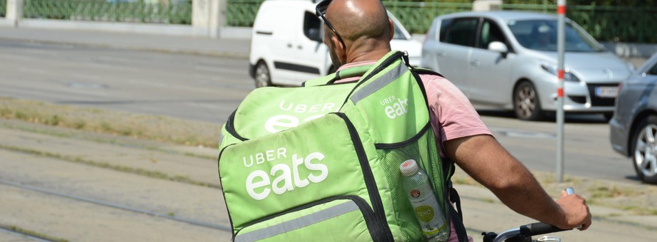 Uber Eats w czasie pandemii robi większe obroty niż tradycyjna aplikacja Ubera