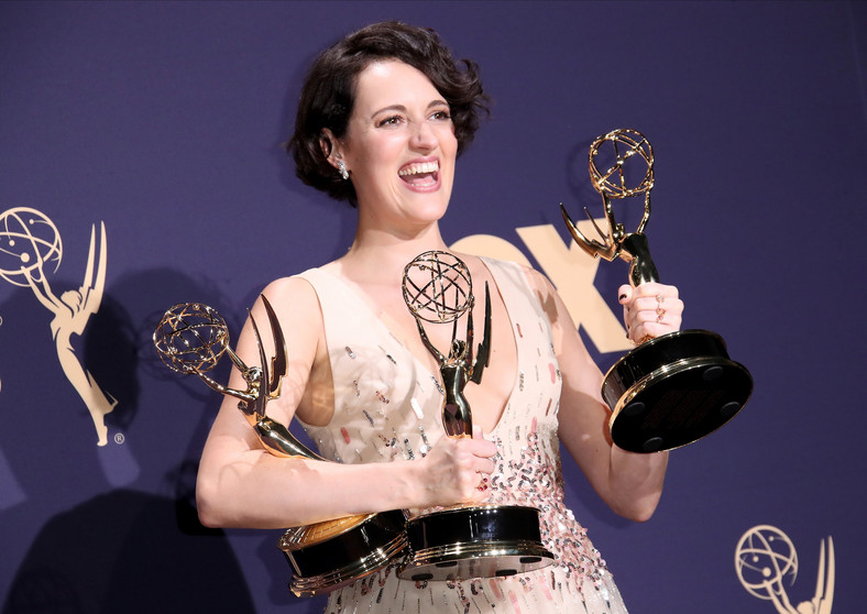 Phoebe Waller-Bridge z trzema statuetkami Emmy 