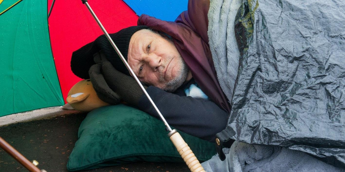 Leżał na chodniku i zwijał się z bólu. Pogotowie przyjechało po kilku godzinach