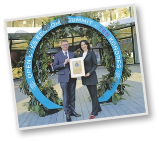 Pierwsza w Polsce certyfikowana jednostka samorządku terytorialnego – Urząd Miasta Częstochowa. Certyfikat odebrał Krzysztof Matyjaszczyk, prezydent Częstochowy