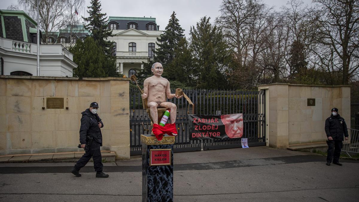 Karykatura Władimira Putina przed ambasadą rosyjską w Pradze, kwiecień 2021 r. 