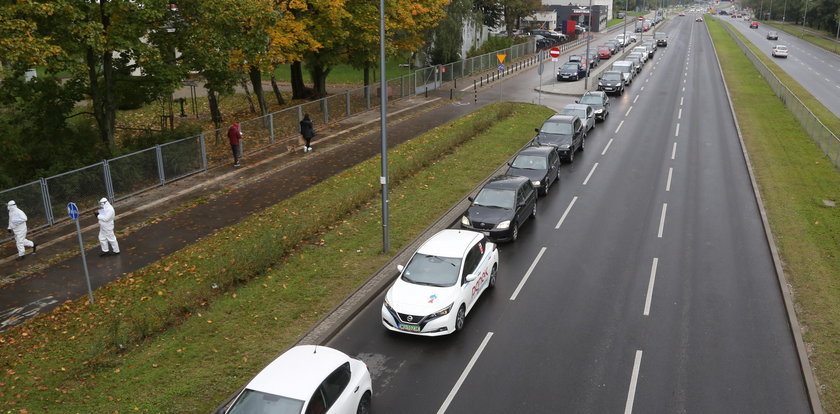 Gigantyczna kolejka w Warszawie. Kierowcy czekają na zrobienie testu