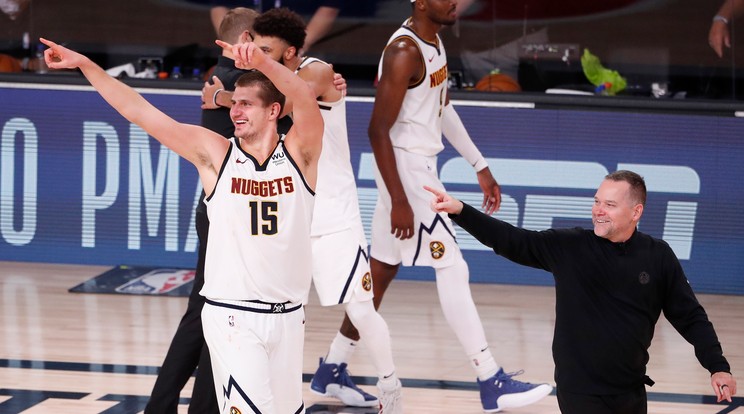 A Denver centere, Nikola Jokic és edzője, Michael Malone a történelmi tett után. / Fotó: EPA/Erik S. Lesser.