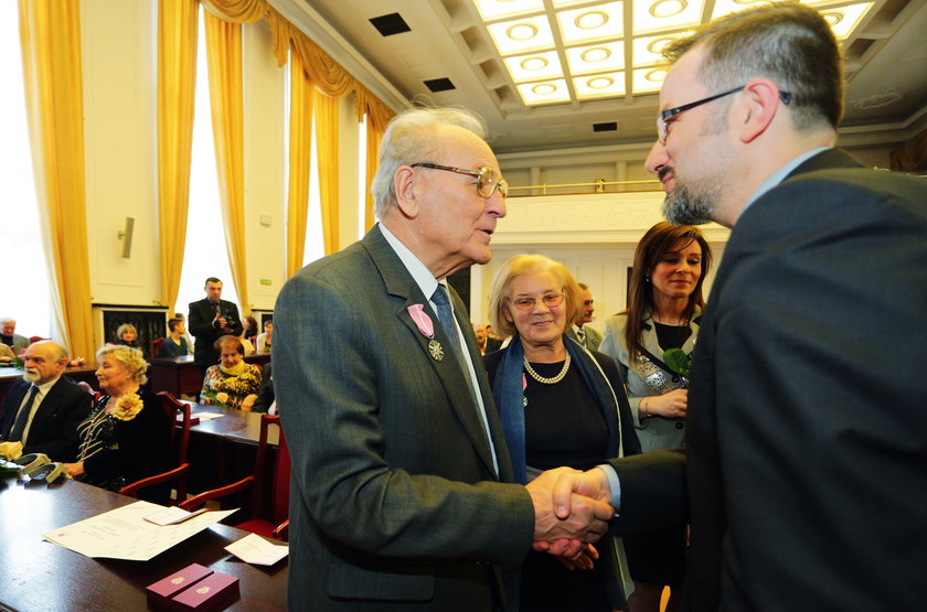 Krzysztof Piątkowski wręcza medal za długoletnie pożycie małżeńskie