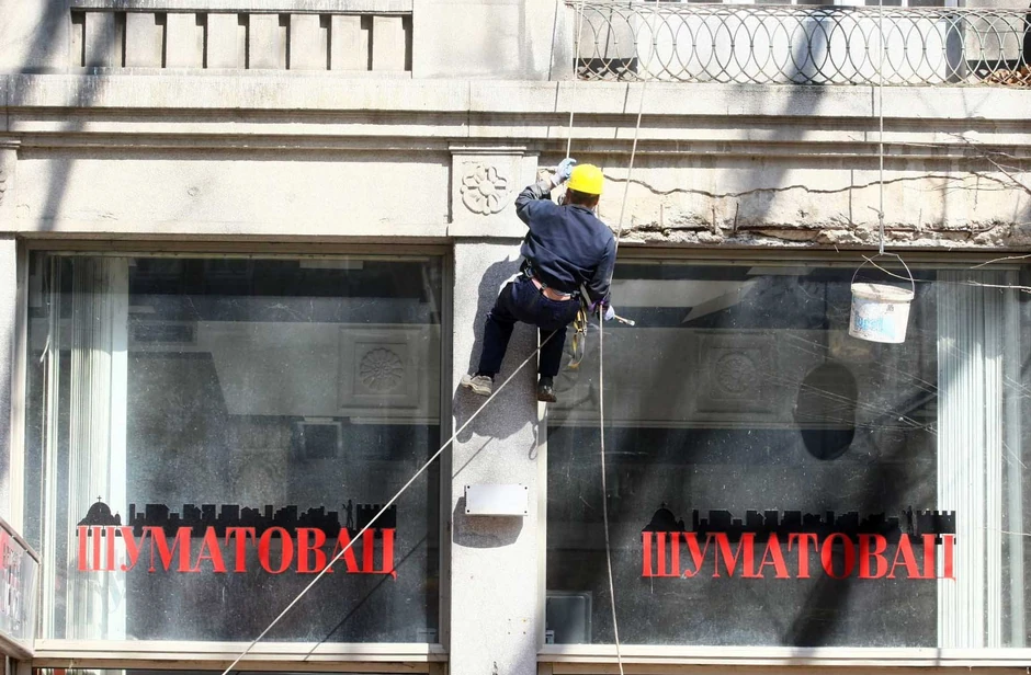 Sa zgrade u Makedonskoj ulici deo fasade je pao i povredio dečaka