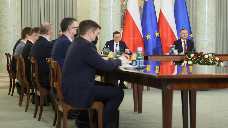 Mateusz Morawiecki i Andrzej Duda podczas spotkania z członkami Rady Funduszu Medycznego i ekspertami