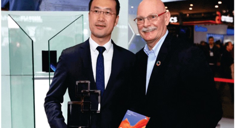 Kevin Ho, President of Handset Business, Huawei Consumer Business Group – left – and John Hoffman, CEO of GSMA