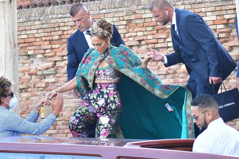 Jennifer Lopez zaliczyła wpadkę na pokazie Dolce & Gabbana. Zapomniała o jednym ważnym elemencie