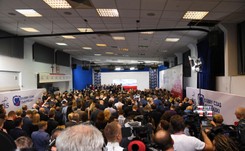 Wybory parlamentarne 2019: Tłumy i wielka owacja w sztabie PiS [RELACJA]