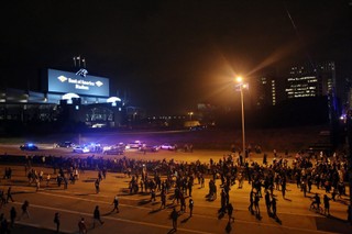 USA: Kolejne protesty w Charlotte, władze wprowadzają godzinę policyjną