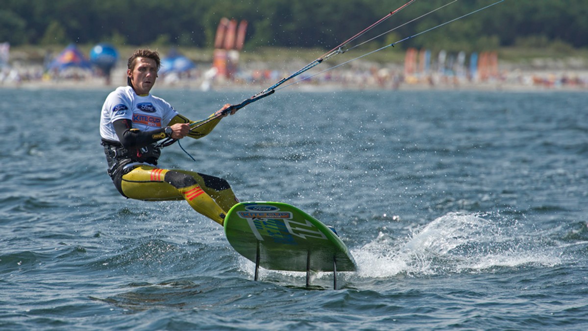 W dniach 15 – 17 sierpnia w Jastarni rozegrano mistrzostwa Polski Ford Kite Cup 2013. Przy wspaniałej słonecznej pogodzie w zawodach wzięła udział rekordowa liczba 64 zawodników.