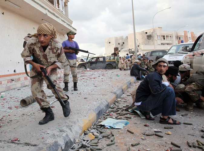 Powstańcy pod ostrzałem na ulicach Syrty