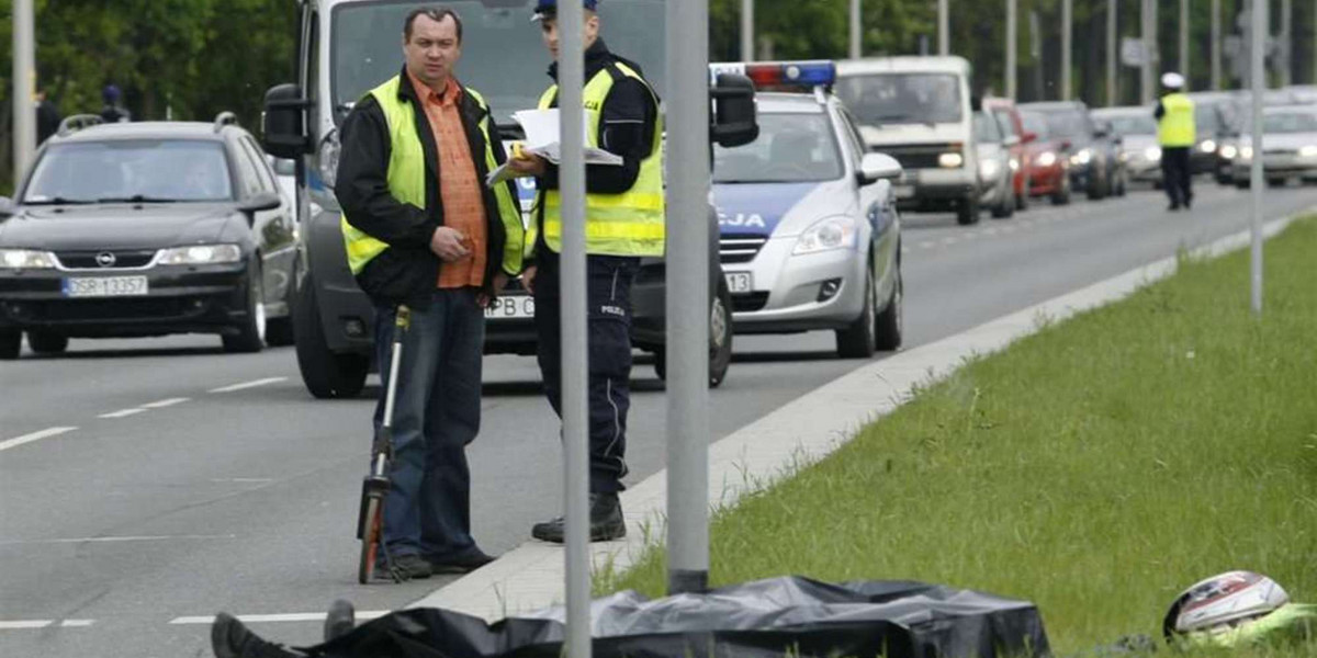 Wracał na motorze ze służby. Wjechało w niego czarne audi