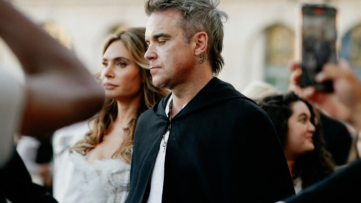 Robbie Williams a jeho manželka - príchod na prehliadku haute couture Giambattista Valli jeseň-zima 2023, ktorá sa konala na Place Vendome v Paríži vo Francúzsku 4. júla 2022