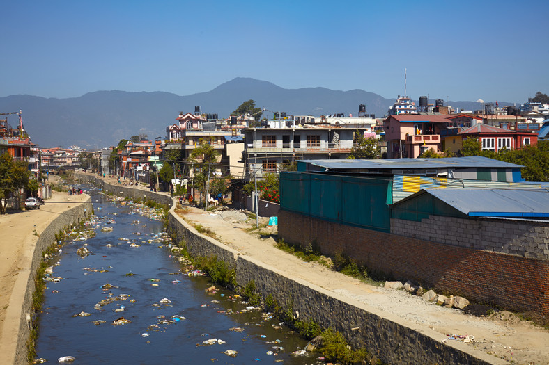 Plastikowe butelki wrzucone do rzeki w Nepalu