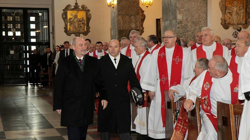 Macierewicz nagrodził 132 księży