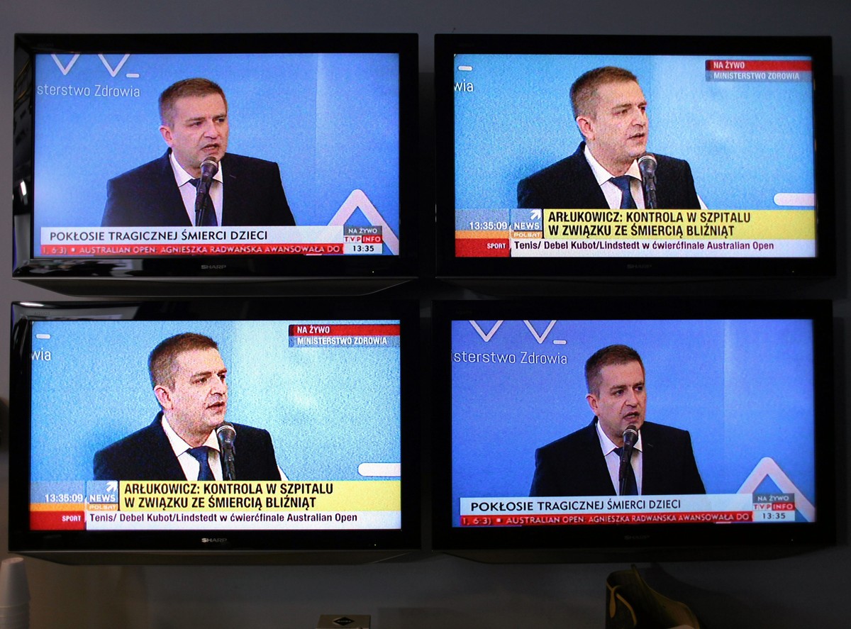 Bartosz Arłukowicz na monitorach w czasie konferencji