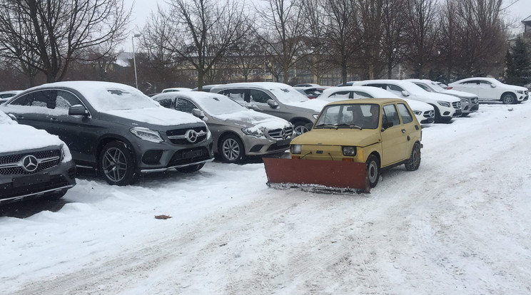 Az eredetileg 50 lóerős motorral megáldott kicsi kocsi szorgalmasan
dolgozik