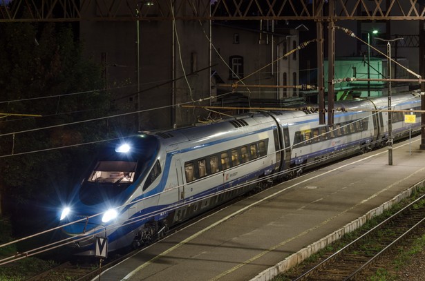 Pociąg PKP Intercity w Kołobrzegu nocą