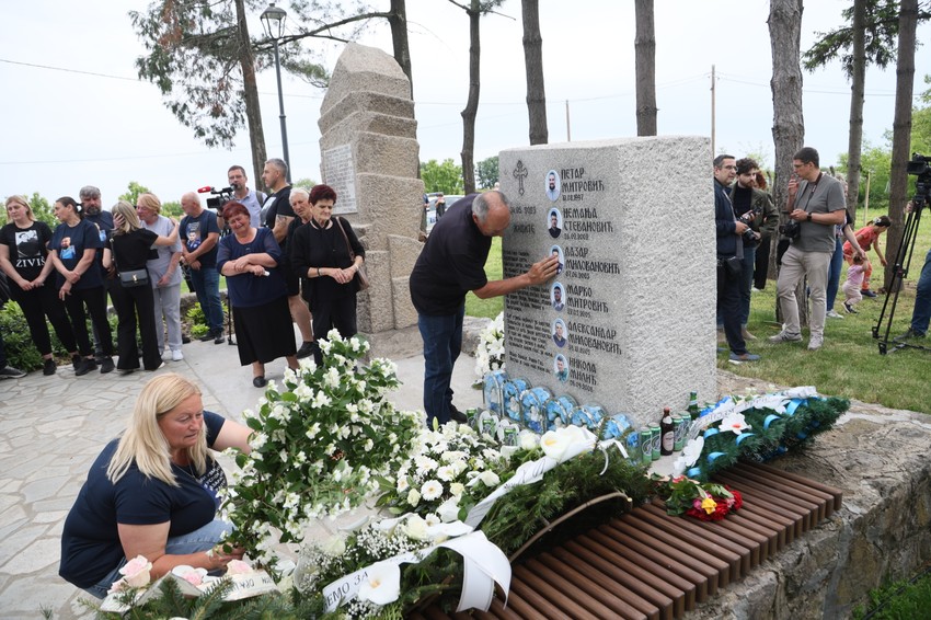 Članovi porodica nastradalih u masakru stigli na Ravni Gaj 