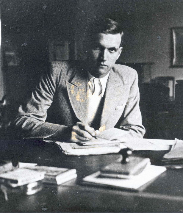 Jan Karski przy biurku, Warszawa, 1935 r.