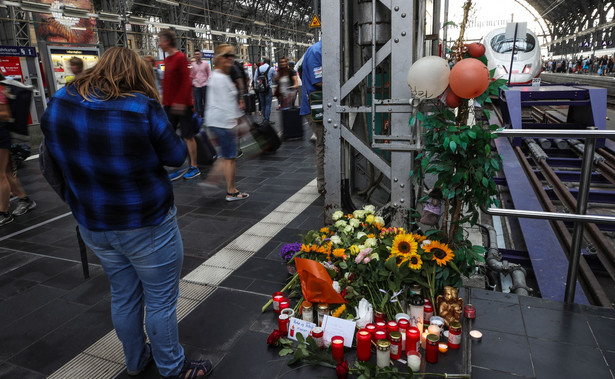 Mężczyzna zepchnął matkę i dziecko pod pociąg. Sąd: Sprawca niepoczytalny